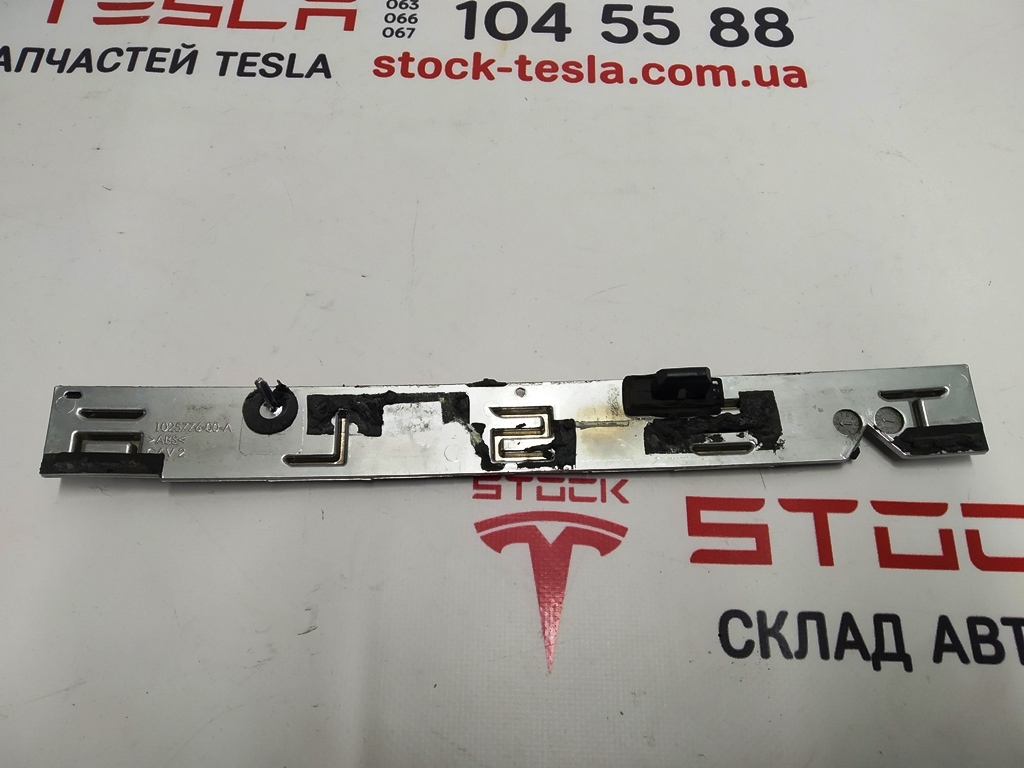 10 1026649-02-E Lettere TESLA rivestimento del cofano del bagagliaio cromato per auto elettrica Tesla Modello S. Componente decorativo della parte posteriore della carrozzeria per un'auto popolare dagli Stati Uniti. Come altre parti Tesla presentate s